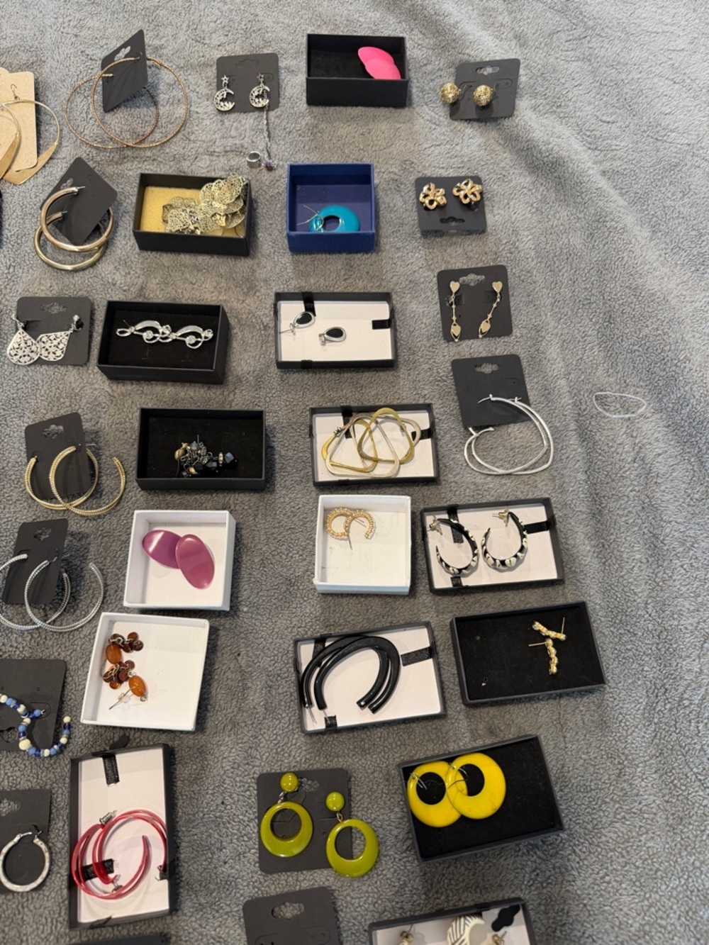 70 pairs of Assorted Women's vintage and new Earrings - All Styles - Picture 3 of 14